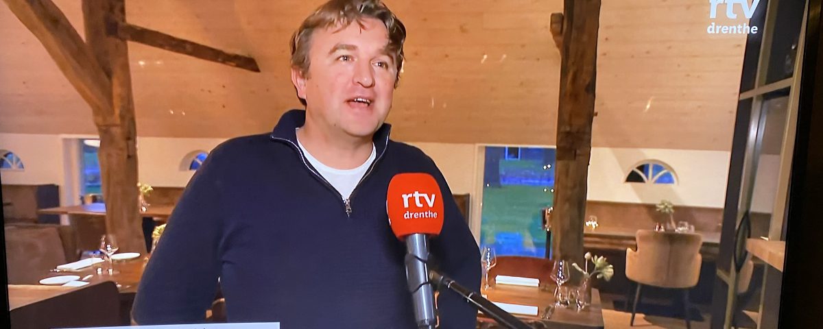 Hendrik-Jan Lip wordt geïnterviewd door RTV-Drenthe.